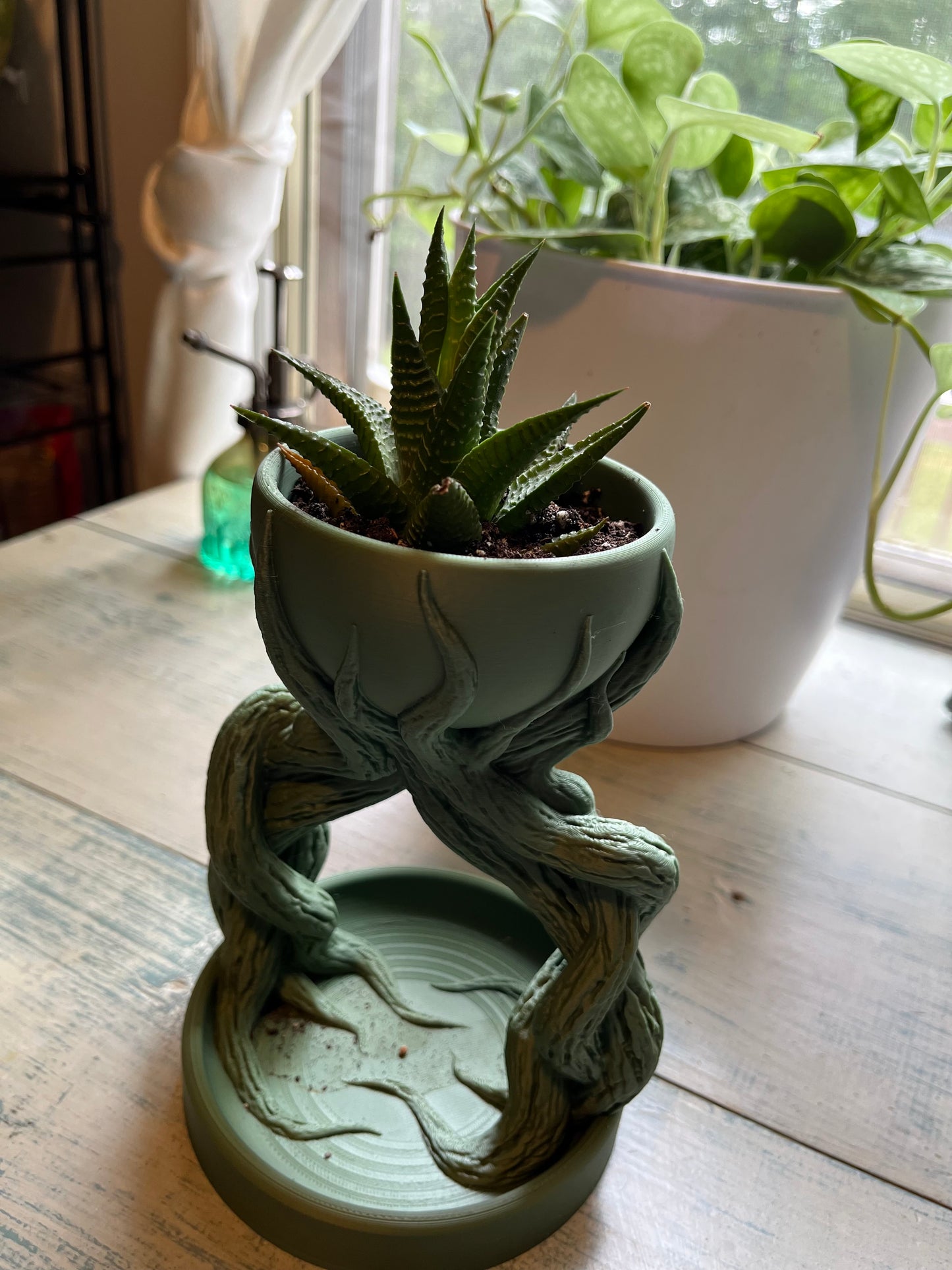 Organic looking plant pot/planter with drainage